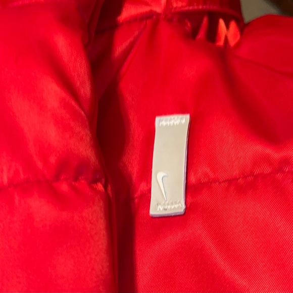 Used NIKE Women's RED Puff Jacket Size (S/P) 4-6 - Removable Sleeves w/Hoodie - Picture 3 of 10